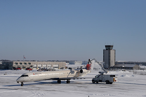 Delta de-icing an airplane